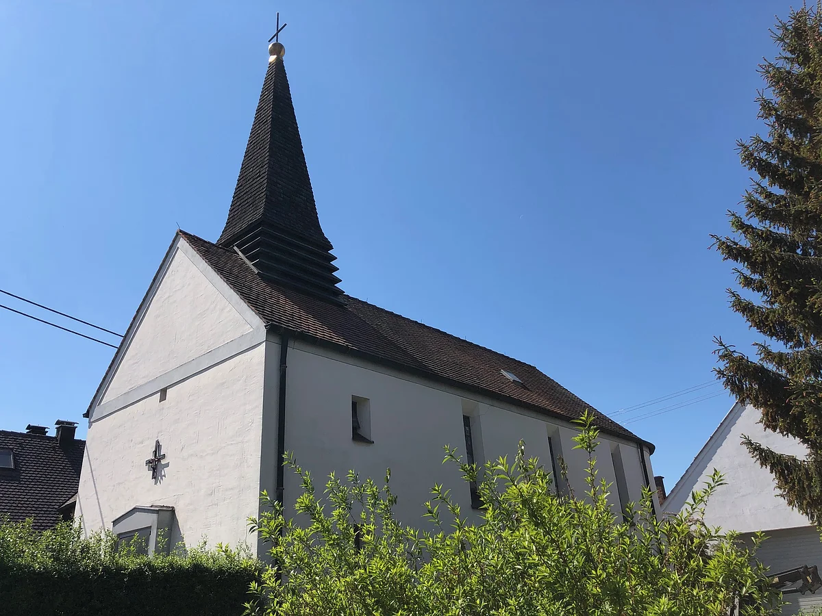Außenansicht der Kapelle Maria Immaculata in Nordheim. Kleinere Kapelle im vorderen Bereich befindet sich der Kirchturm.