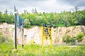Infotafeln und Memory im Erlebnis-Geotop Lindle. Im Hintergrund ist eine Felswand zu erkennen.