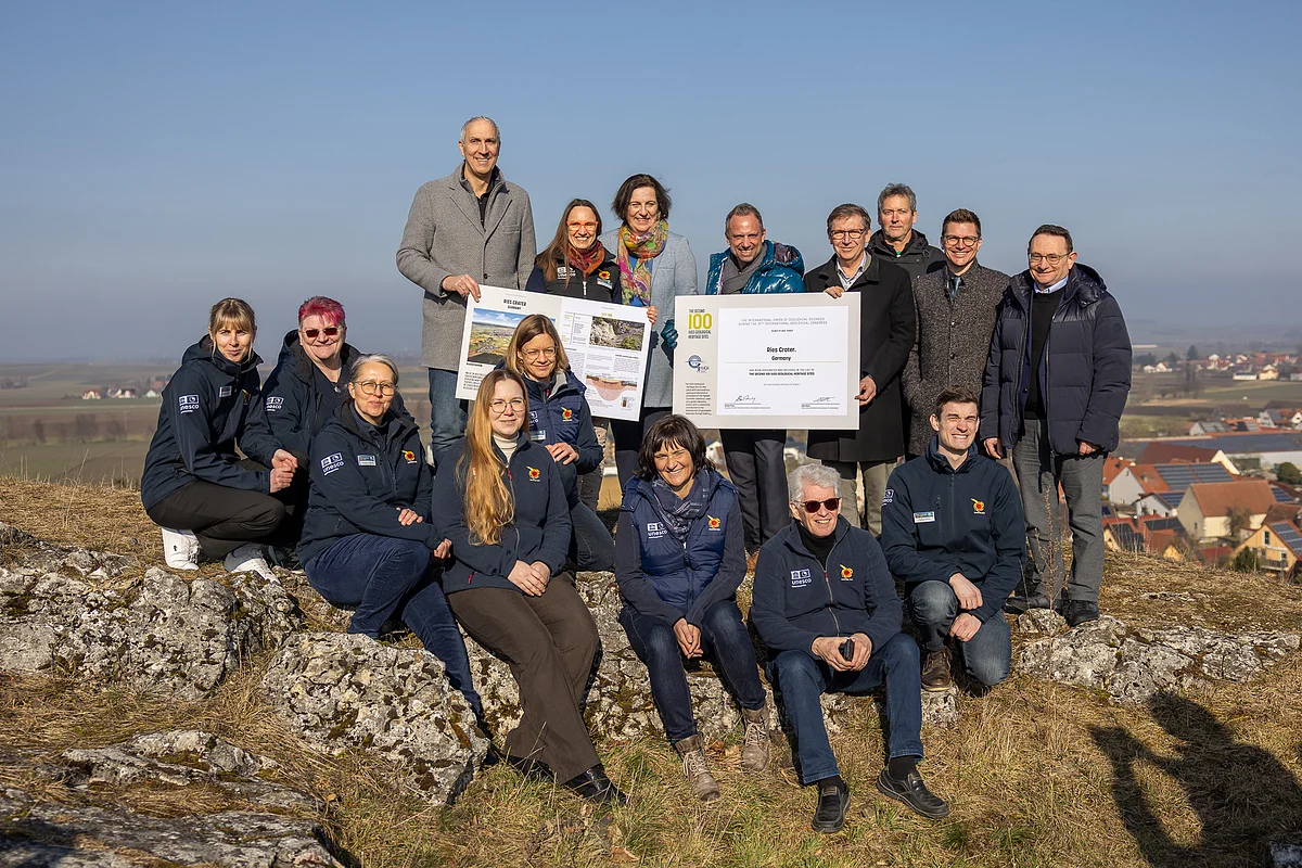 Gruppenbild IUGS-Auszeichnung Rieskrater Gruppenfoto anlässlich der Verleihung der Urkunde der International Union of Geological Sciences mit Vertretern aus der Politik und dem Team des Geopark Ries.