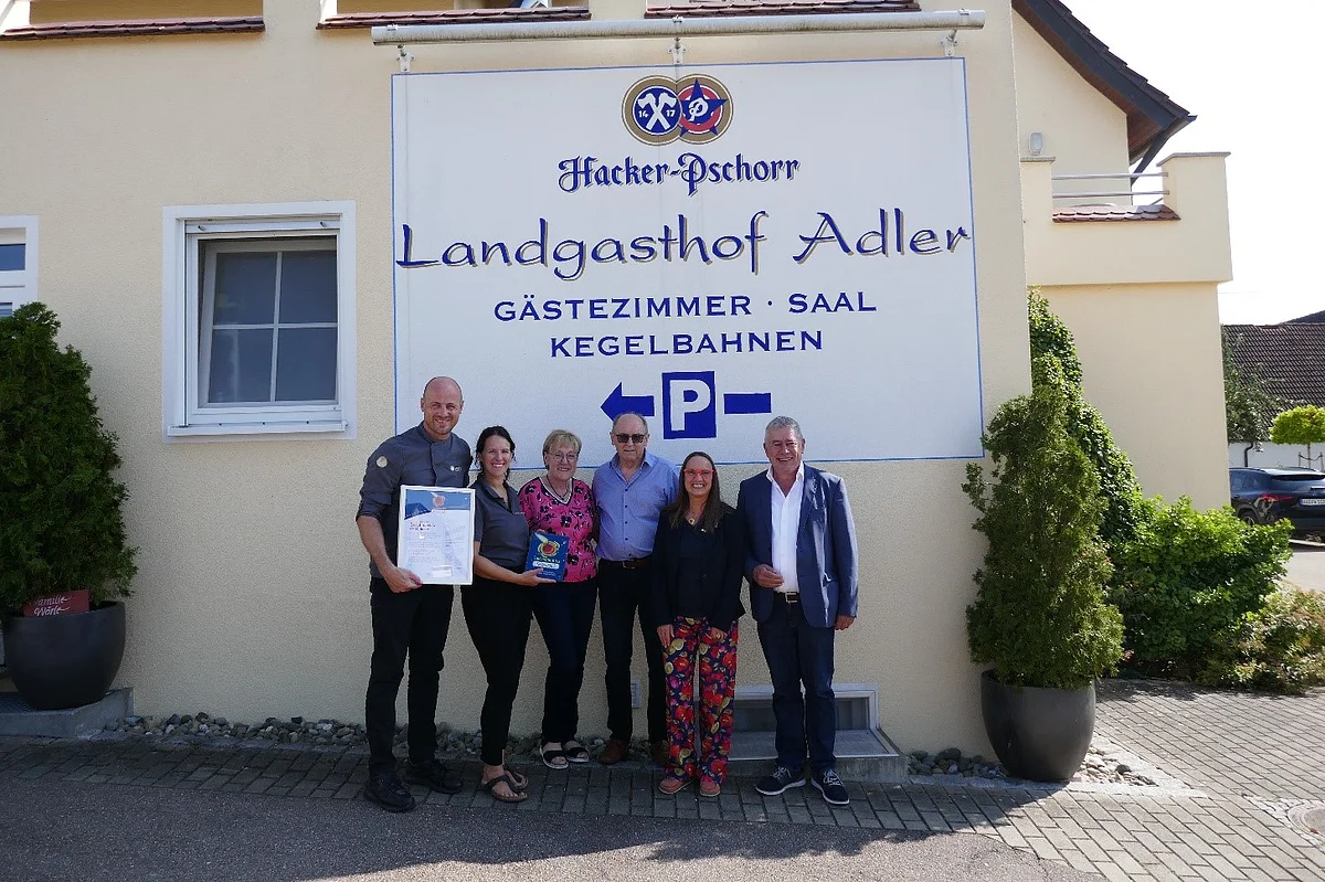 Überreichung der Geopark Ries kulinarisch Urkunde an die Betreiber vor dem Landgasthof Adler.