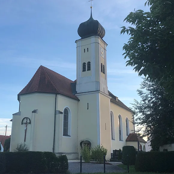 Blick auf die Kirche und den Kirchturm St. Georg.
