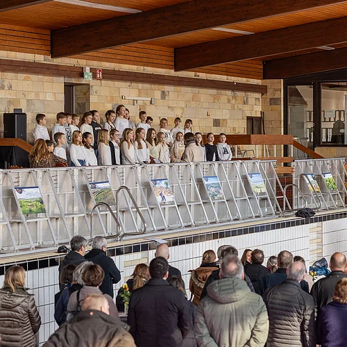 Festakt im Almarin mit Chor der Geopark Ries Grundschule Mönchsdeggingen Beim Festakt zur Verleihung der Urkundes der "International Union of Geological Sciences" im ehemaligen Schwimmbad Mönchsdeggingen sang der Chor der Grundschule Mönchsdeggingen.