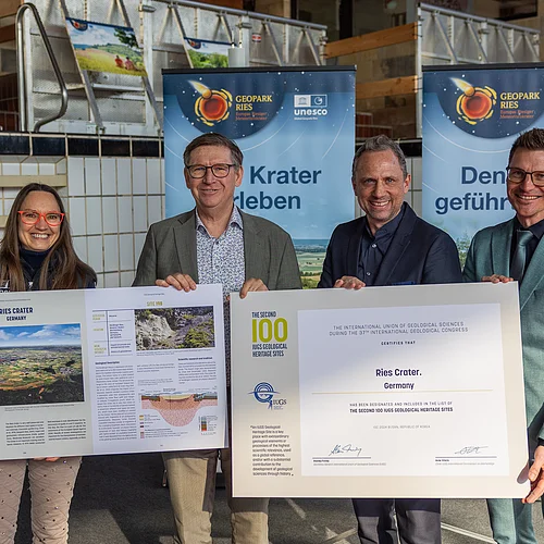 Auszeichnung Rieskrater IUGS Heike Burkhardt, Stefan Rößle, Thorsten Glauber und David Wittner mit den Urkunden der International Union of Geological Sciences für den Geopark Ries.