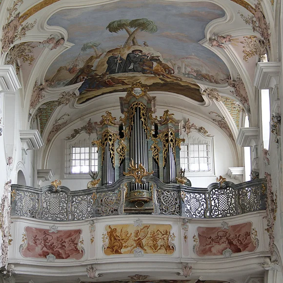 Blick auf die helle Orgelempore in der katholischen Pfarrkirche St. Martin