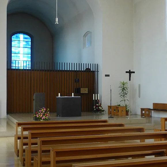 Karmelitinnenkloster von innen mit Sitzbänken und Blick in den Altarraum.