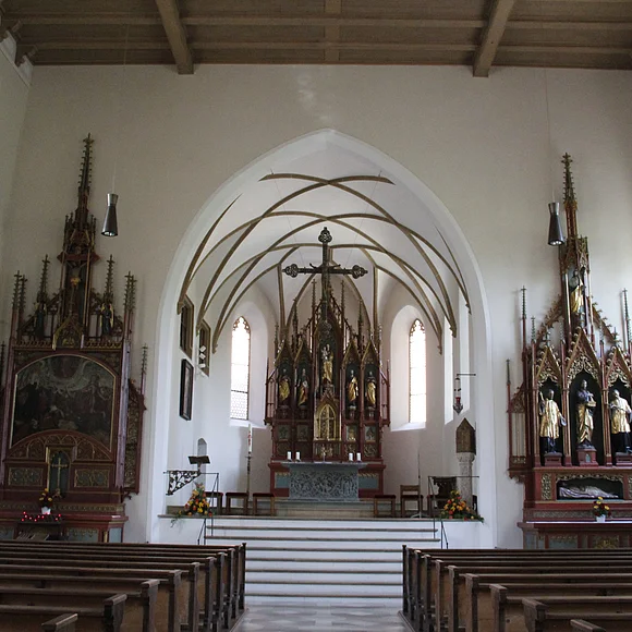 Innenansicht St. Sebastian Oettingen Blick auf das schlichte Innere von St. Sebastian. Vorne in der Mitte der Hauptaltar. Rechts und links im Bild die beiden Seitenaltäre sowie ganz vorne links im Bild die Kanzel.