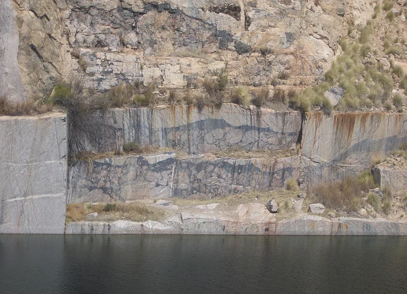 Steinbruch Leeukop Hügel Unterhalb der stufigen Wand eines Steinbruchs befindet sich ein See.