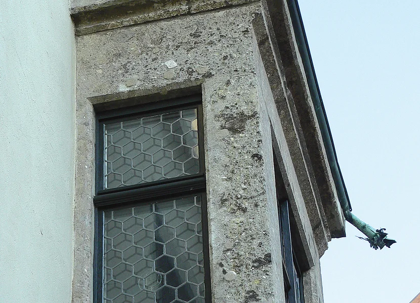 Suevit ist anfällig für Verwitterungen: Erker am Nördlinger Rathaus. Der rechteckige Erker eines Hauses ist aus dem Gestein Suevit gefertigt.