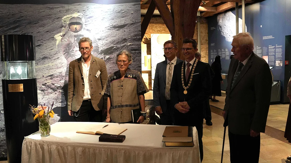V. l. n. r.: Prof. Dr. Stefan Hözl (RiesKraterMuseum), Ihre Königliche Hoheit Prinzessin Maha Chakri Sirind-horn, Landrat Stefan Rößle (erster Vorsitzender Geopark Ries e. V.), OB David Wittner, Prof. em. Dr. Jür-gen Hohnholz