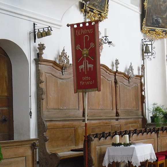 Hölzernes Chorgestühl in der Pfarrkirche St. Peter