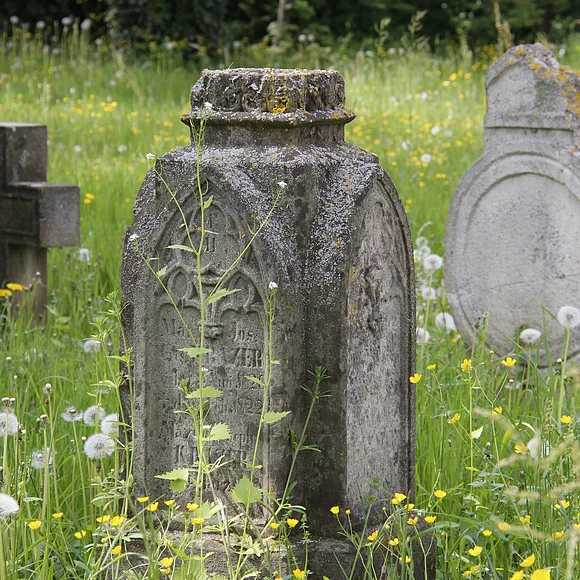 Drei alte Grabsteine auf dem ErLebenspfad bei der Kapelle St. Anna