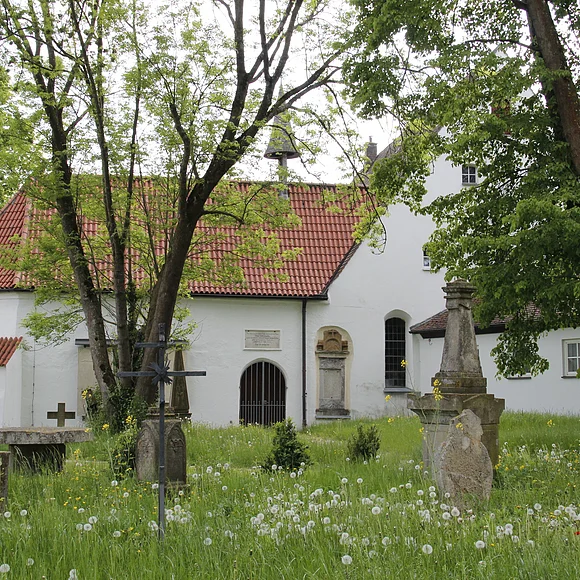 Der Blick durch Bäume hindurch, auf die St. Anna Kapelle