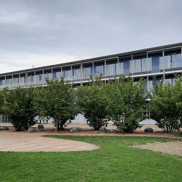 Grund- und Mittelschule Oettingen Seitliche Frontseite der Grund- und Mittelschule Oettingen mit Eingang auf der linken Seite.