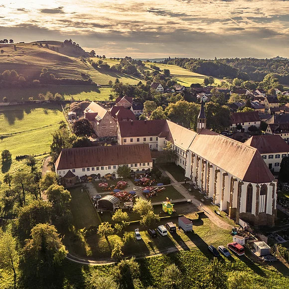 Blick auf das Kloster samt Klostergarten Kirchheim am Ries während der Kultur-Tour 2023