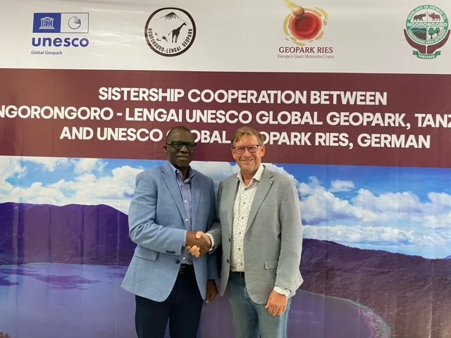 Auf dem Bild sieht man den Leiter der Ngorongoro Conservation Area Authority und Landrat Stefan Rößle nach erfolgter Unterzeichnung der Kooperationsvereinbarung in Arusha