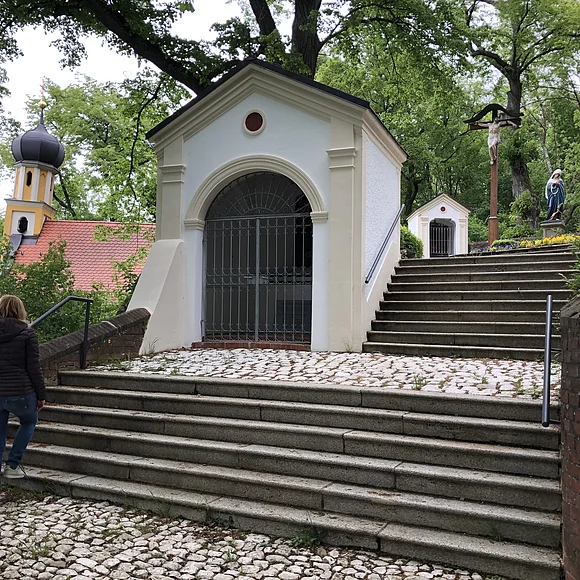 Die verschiedene Stationen vom Kreuzweg führen hoch zur Kapelle.