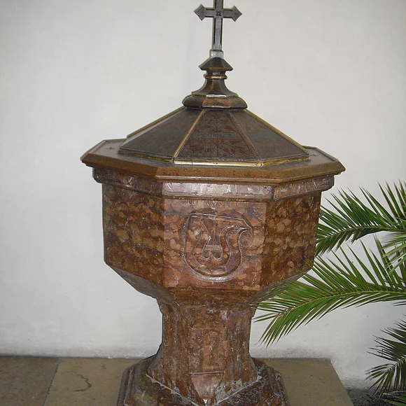 Taufstein von 1503 Der steinerne Taufstein von 1503 im Liebfrauenmünster