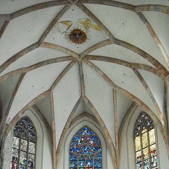 Chorraum im Liebfrauenmünster, Donauwörth Der helle Chor mit seinen bunten hohen Glasfenstern im Liebfrauenmünster