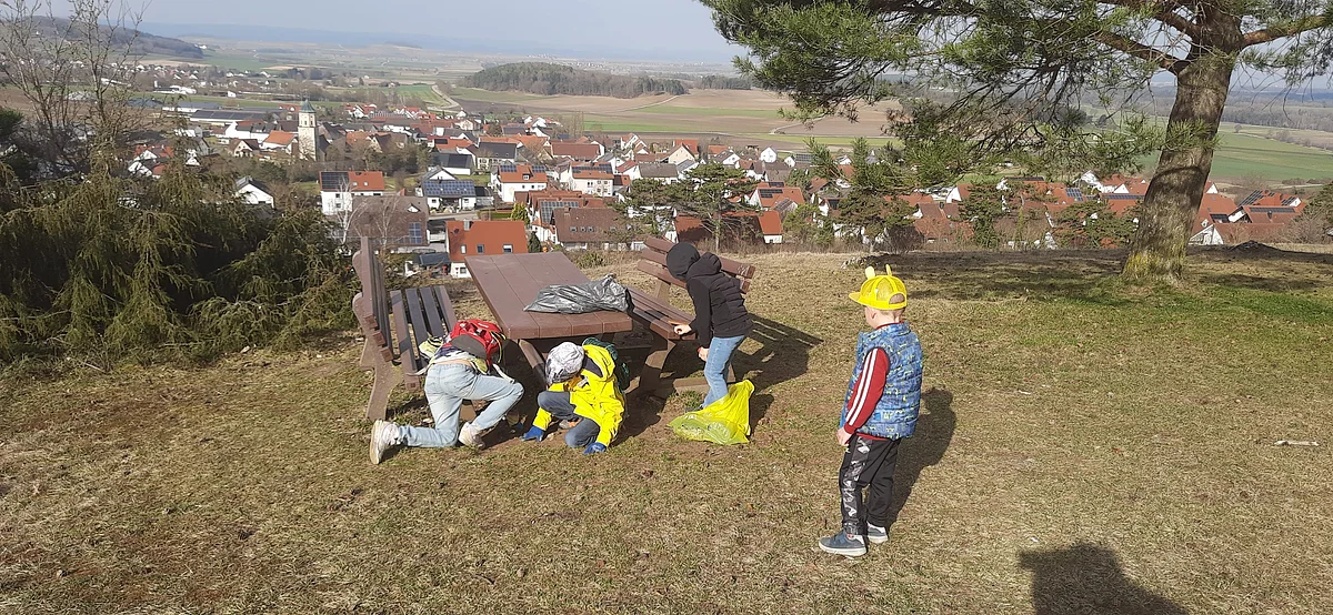 Abfallsammelaktionen mit Erlebnisfaktor im UNESCO Global Geopark Ries Engagierte Müllsammler im Geotop Kalvarienberg Huisheim-Gosheim