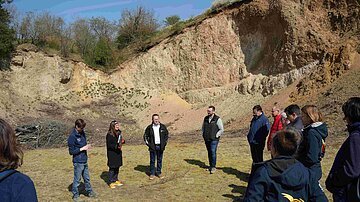 Auf dem Bild sieht man die ehemalige Schottergrube am Limberg bei Unterwilflingen