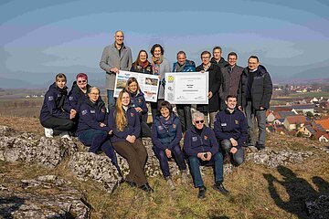 Gruppenfoto anlässlich der Verleihung der Urkunde der International Union of Geological Sciences mit Vertretern aus der Politik und dem Team des Geopark Ries.