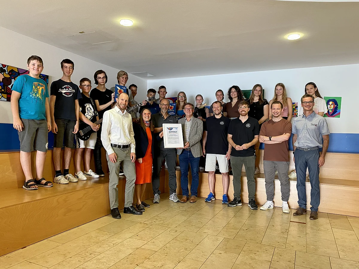 Gruppenfoto anlässlich der Verleihung des Titels "Geopark Ries Schule" an das Albrecht-Ernst-Gymnasium Oettingen mit Thomas Heydecker, Heike Burkhardt, Christian Heinz, Stefan Rößle, Lehrern und Schüler:innen.