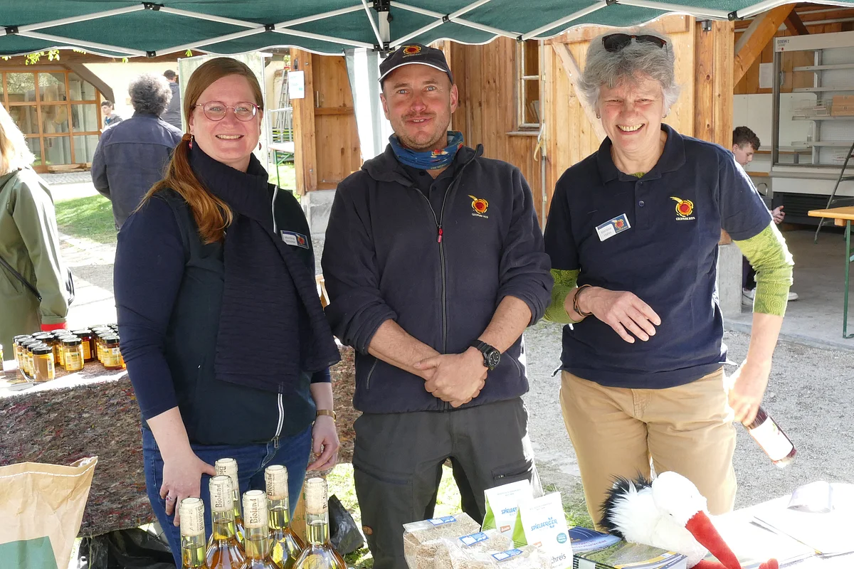 GenussKulturMarkt am 23.04.2023 Drei Personen stehen unter einem Pavillon und haben ein Geopark Ries Logo auf der Kleidung.