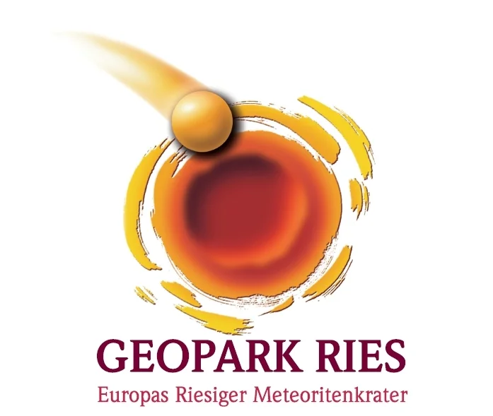 Das Logo des Geopark Ries zeigt die stilistische Darstellung eines kugelförmigen gelben Meteoriten mit Schweif über einem Krater in rot-orange-Tönen und den Schriftzug "Geopark Ries - Europas Riesiger Meteoritenkrater".