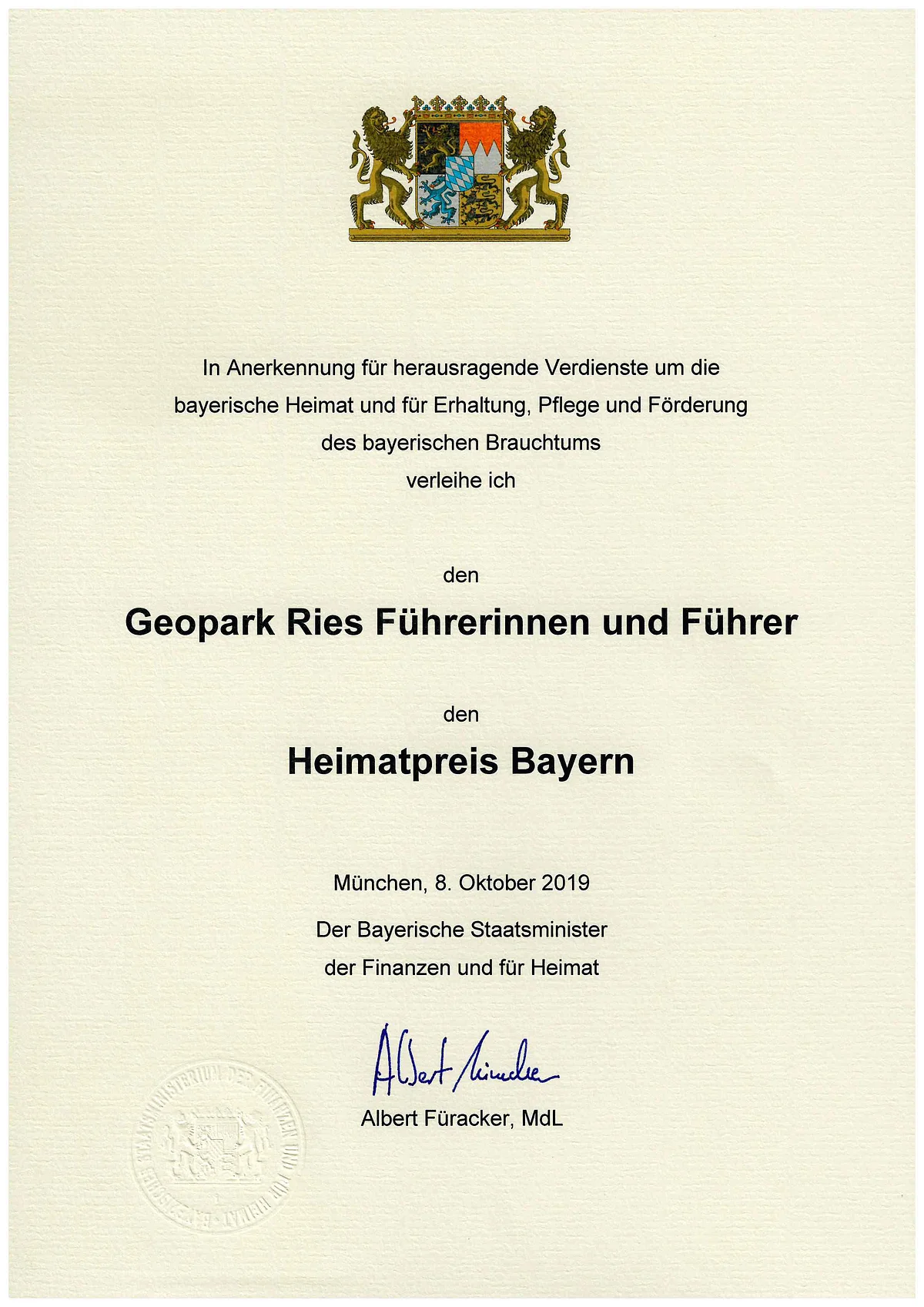 Urkunde über den Heimatpreis Bayern für die Geopark Ries Führerinnen und Führer.