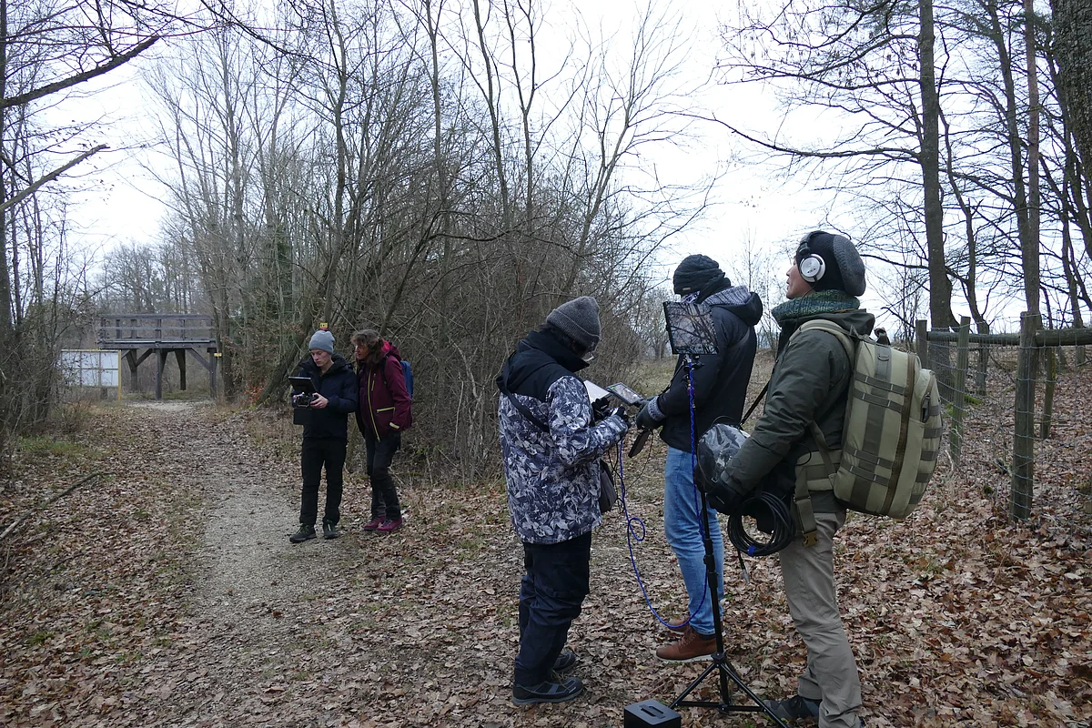 Das Filmteam des NHK mit Gisela Pösges (Geopark Ries) bei der Arbeit am Geotop Lindle