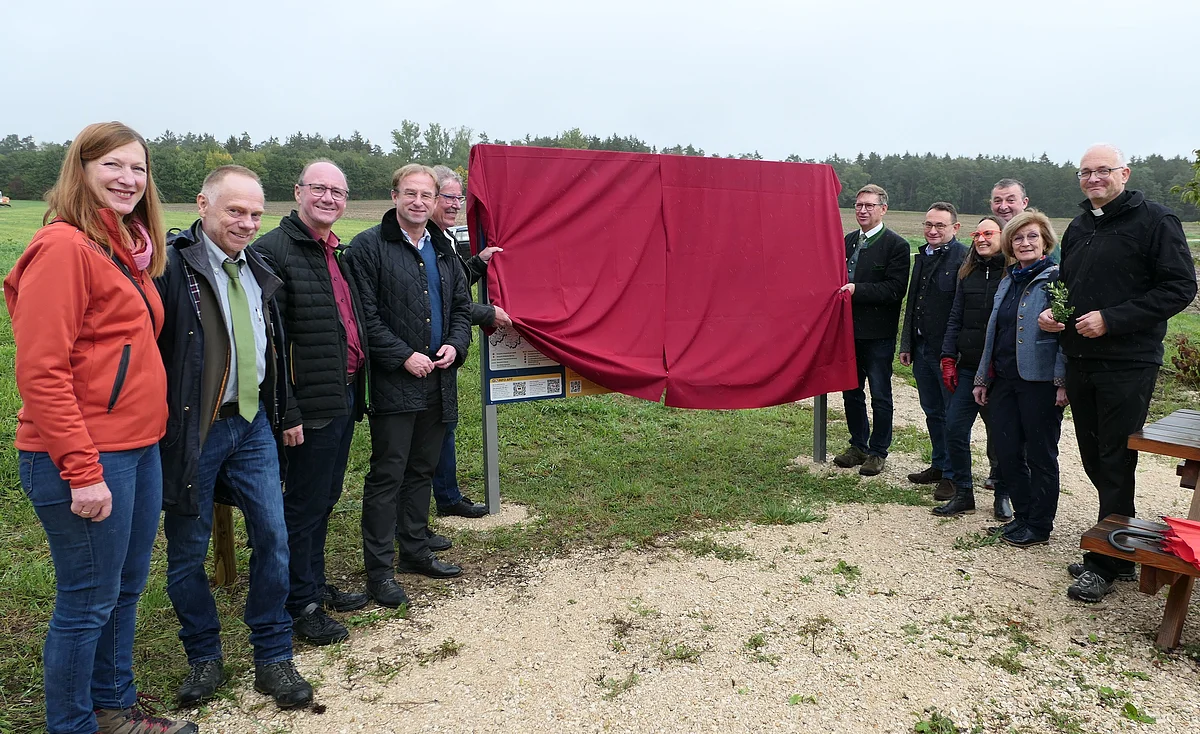 Neben einer mit einem roten Tuch verhüllten Informationstafel stehen mehrere Personen, unter anderem Wolfgang Fackler, Stefan Rößle, Ulrich Lange und Heike Burkhardt.
