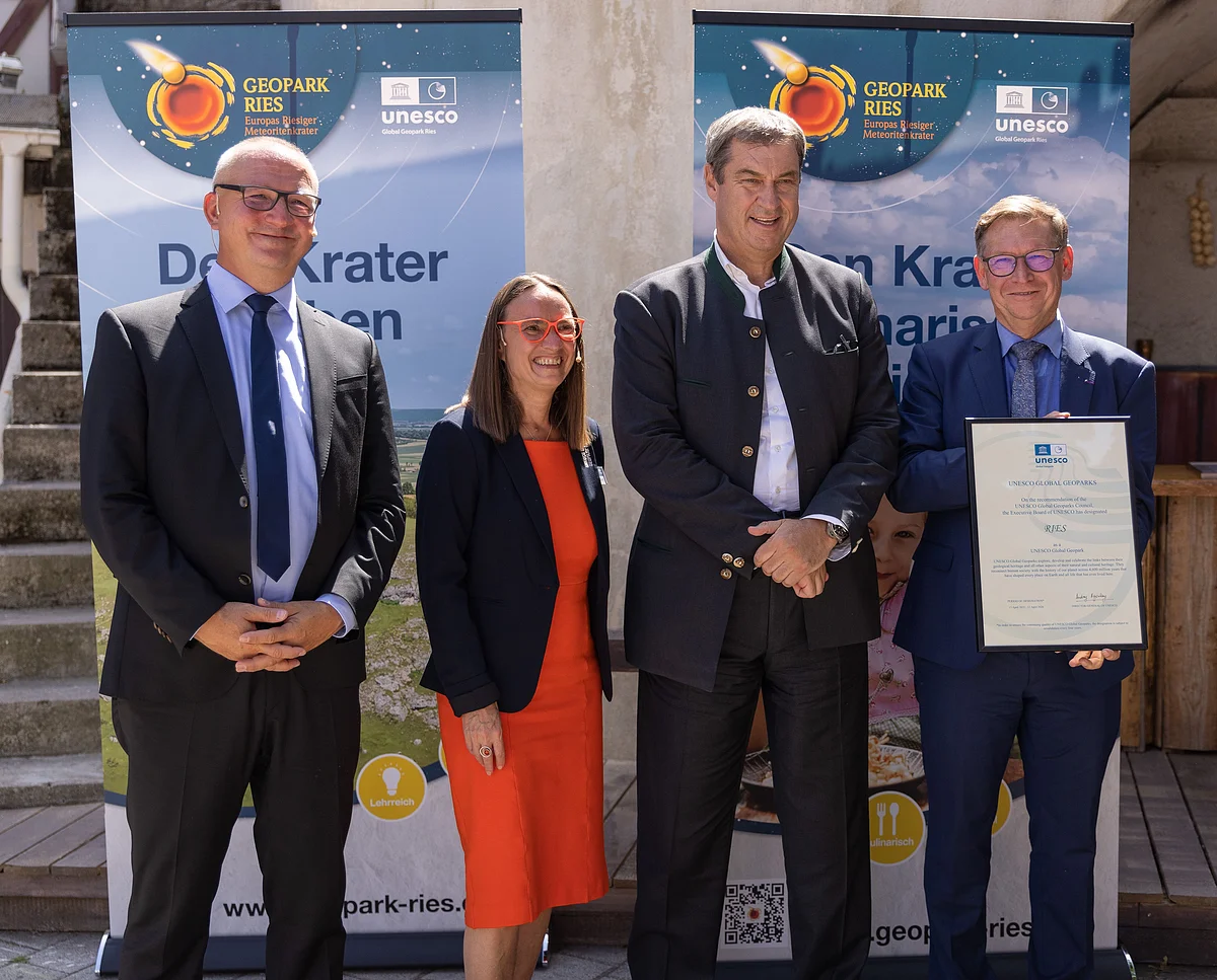 Gruppenfoto bei der Überreichung der UNESCO-Urkunde an den Geopark Ries mit Lutz Möller, Heike Burkhardt, Markus Söder und Stefan Rößle.
