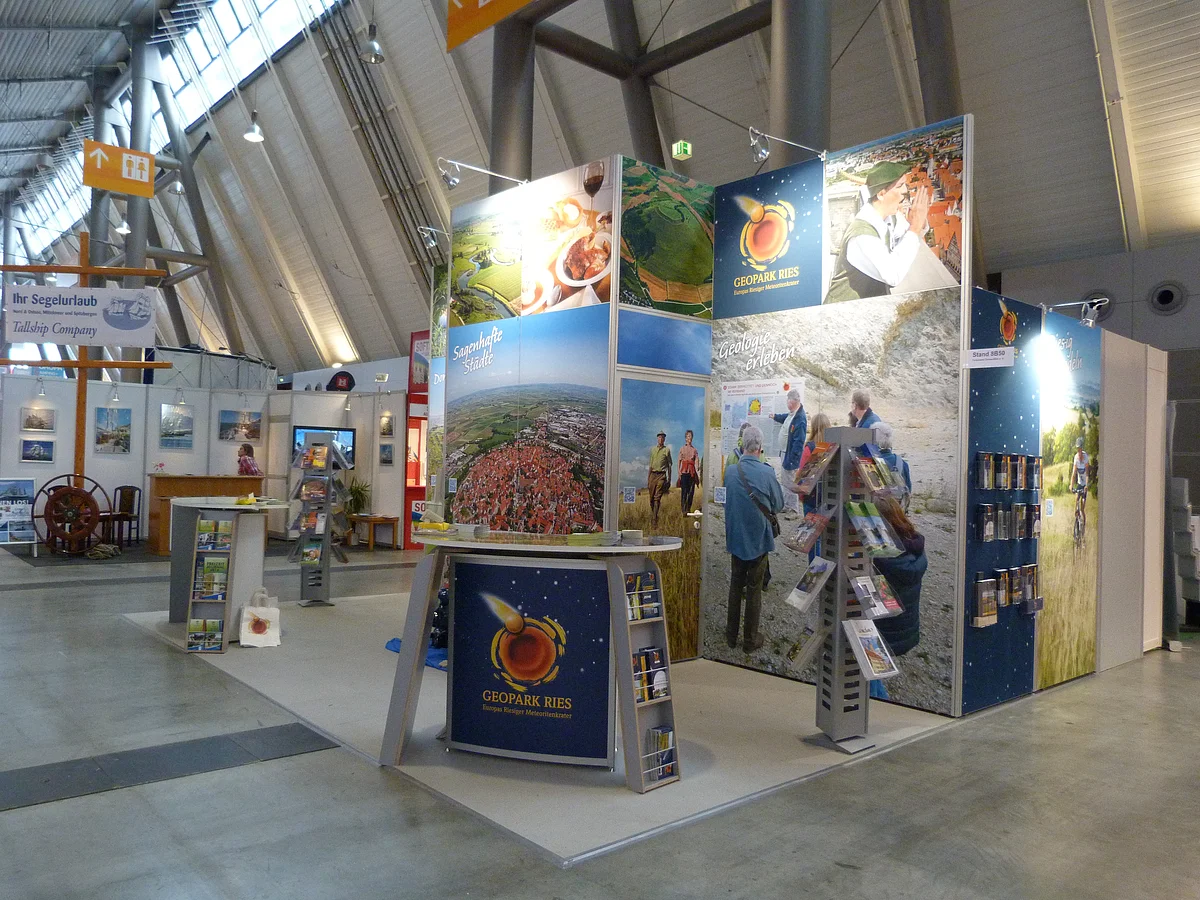 Am Messestand des Geopark Ries befindet sich eine kleine Theke und mehrere Aufsteller mit Informationsflyern.