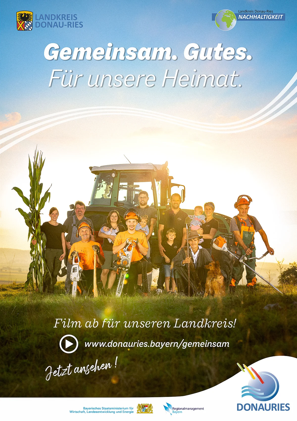 Auf dem Plakat mit dem Titel "Gemeinsam. Gutes. Für unsere Heimat." stehen mehrere Personen mit Arbeitsgeräten vor einem Traktor.