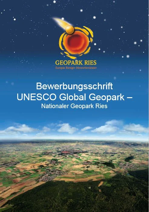 Das Cover der Bewerbungsschrift des Nationalen Geopark Ries für den Titel eines UNESCO Global Geoparks zeigt unter dem Logo des Geopark Ries die Luftaufnahme einer Landschaft mit Wald, Äckern, Wiesen und Siedlungen.