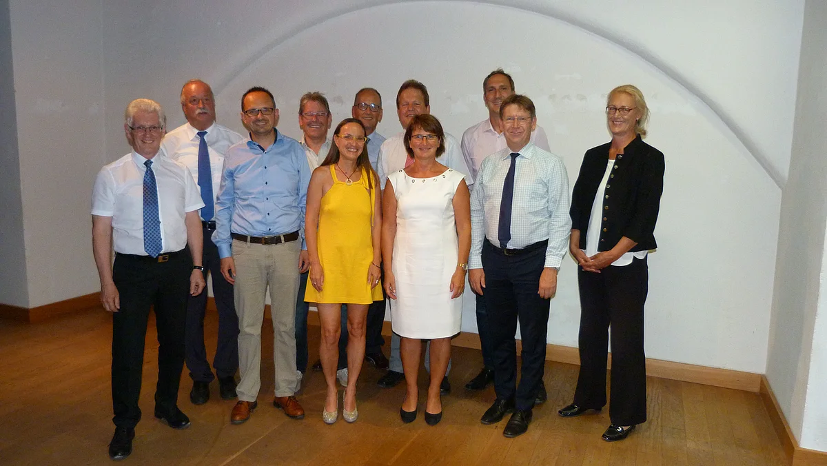 Gruppenbild bei der Vereinsgründung des Geopark Ries mit Günther Zwerger, Heike Burkhardt, Stefan Rößle und Bürgermeistern der Landkreise.