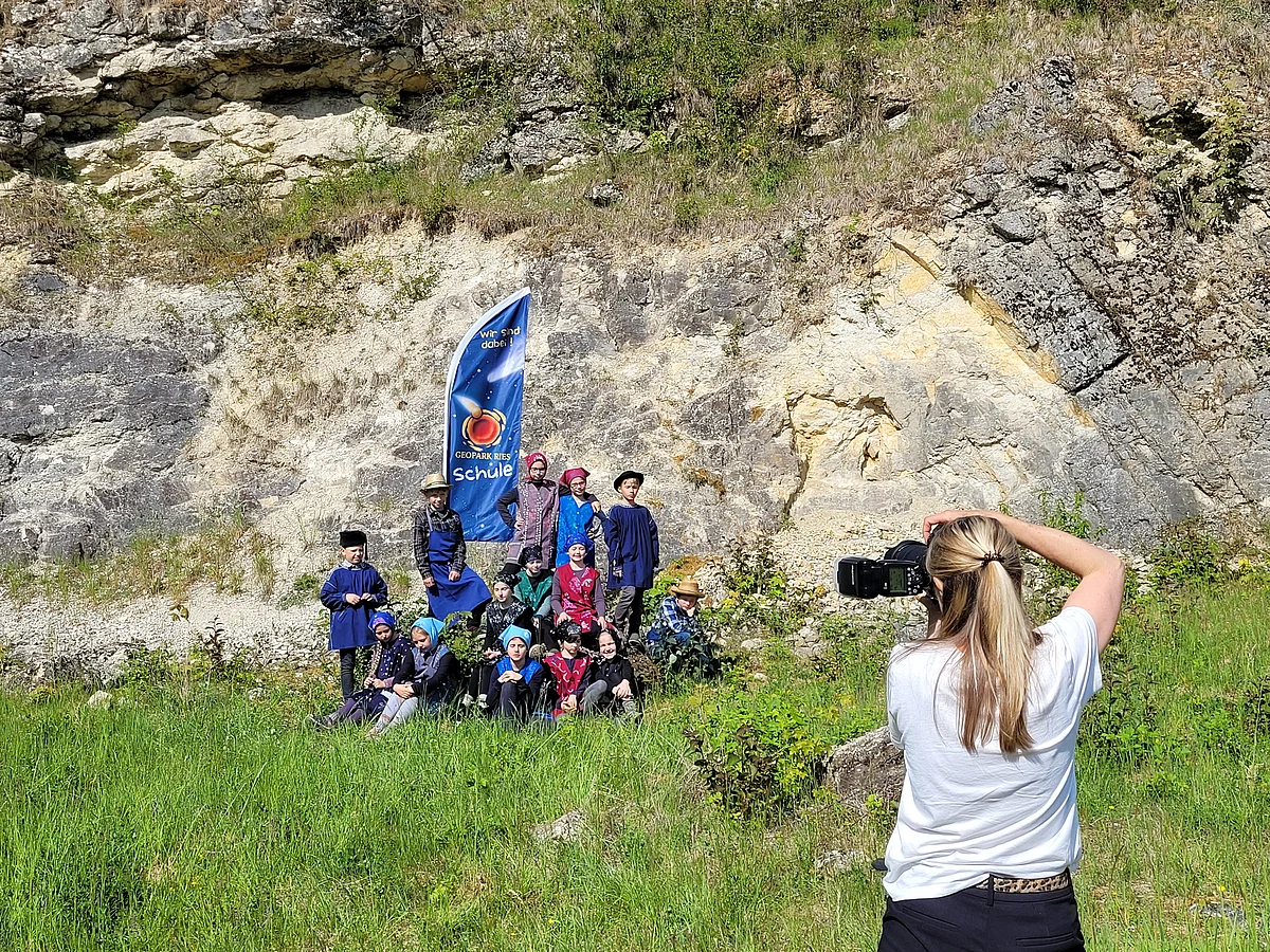 Fotoshooting für das Trachtenprojekt mit Kindern der Grundschule Mönchsdeggingen