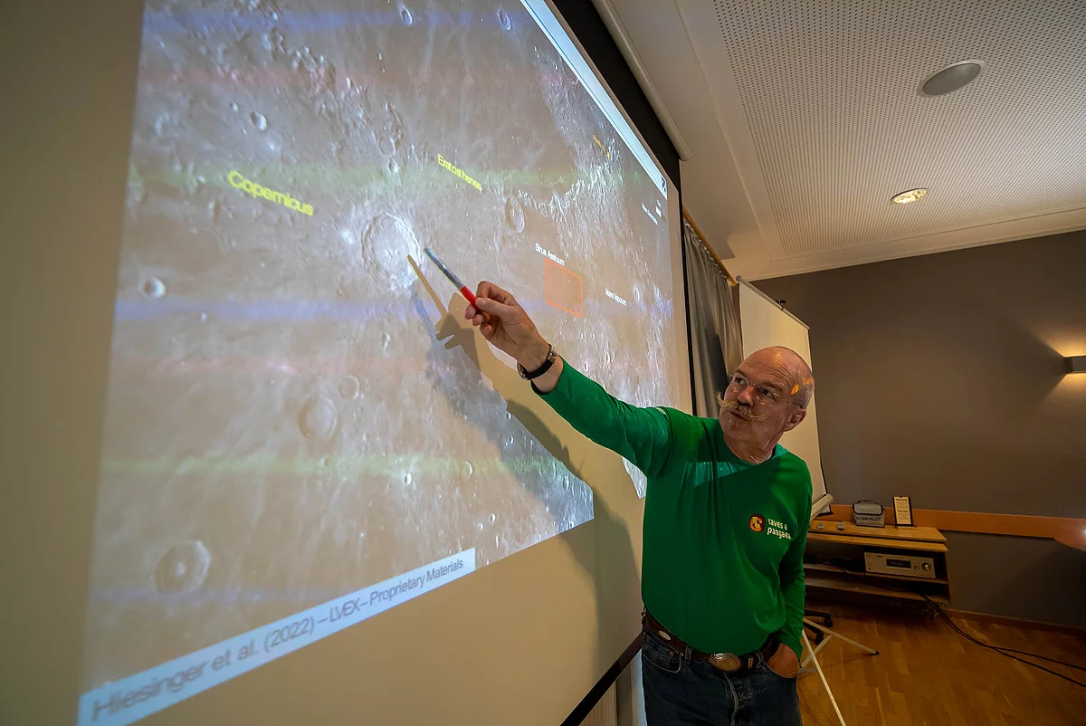 ESA / V. Crobu Mann mit grünem Pullover (Prof. Dr. Harald Hiesinger) an einer großen Flatscreen bei der Schulung von ESA-Astronauten