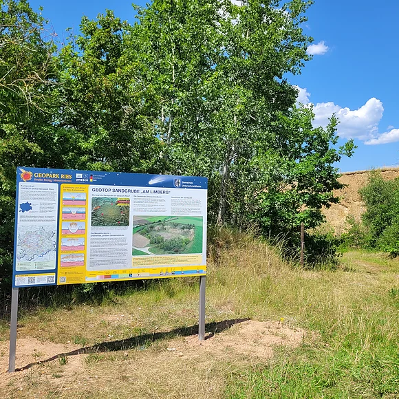 Geopark-Infotafel am Eingang des Geotops Sandgrube "Am Limberg"