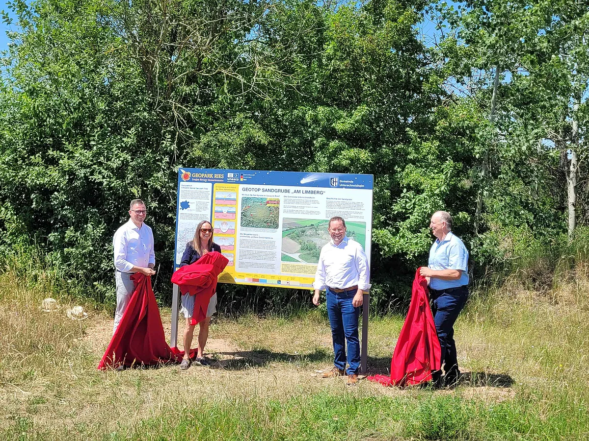 Erlebnis-Geotop Sandgrube „Am Limberg“ bei Unterwilflingen eröffnet Landrat Joachim Bläse, die Vorsitzende das Geopark Ries eV., Bürgermeister Johannes Joas und Ortsvorsteher Stefan Joas enthüllen die Infotafel.