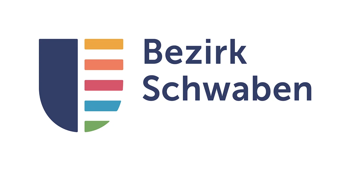 Schriftzug "Bezirk Schwaben" mit mehrfarbigem Logo in Wappenform.
