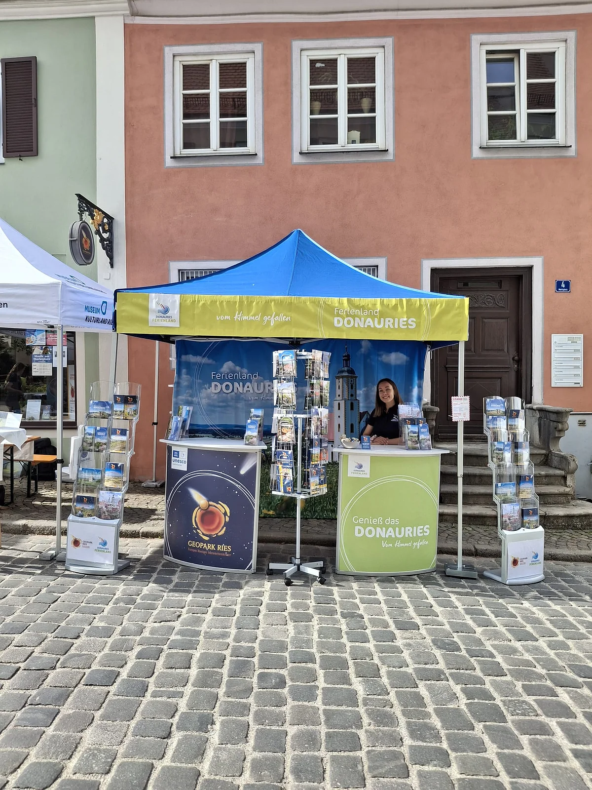 Der Geopark Ries beim Fuchsienmarkt in Wemding Informationsstand des Geopark Ries auf dem Fuchsienmarkt in Wemding