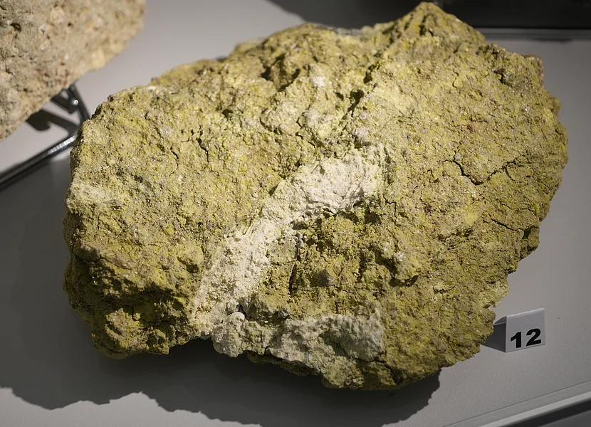 Stark alterierter Suevit Zu sehen ist ein Stück stark alterierter Suevit aus der Sandgrube "Am Limberg" bei Unterwilflingen.