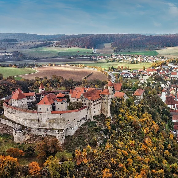 Stadt Harburg von oben im Herbst Stadt Harburg von oben im Herbst. Links im Bild Schloss Harburg. Rechts davon die Stadt Harburg und die Wörnitz.