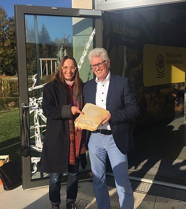 Günther Zwerger (Geschäftsführer Geopark Ries e. V.) und Heike Burkhardt (stv. Geschäftsführerin) freuen sich über den 8. Original-Archaeopterix Günther Zwerger (Geschäftsführer Geopark Ries e. V.) und Heike Burkhardt (stv. Geschäftsführerin) freuen sich über den 8. Original-Archaeopterix