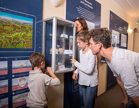 Familie beim Besuch im JUFA Hotel Nördlingen