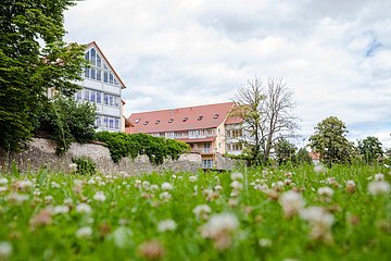 Hotelansicht mit Blumenwiese