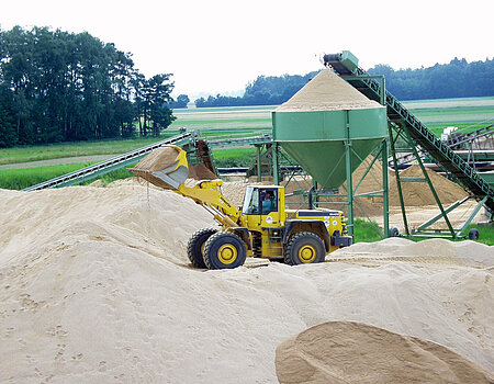 Extraction of high quality sand in Laub