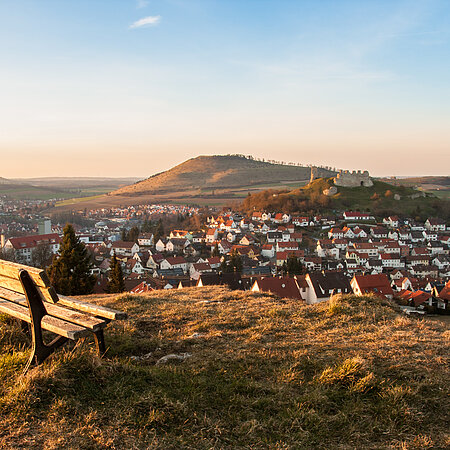 Blick auf die Ruine Graf Stauffenberg und den Ipf